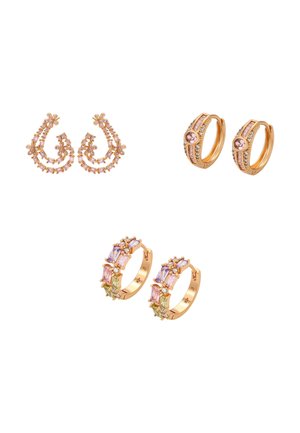 Három pár arany karika fülbevaló rózsaszín, lila és zöld drágakövekkel, virág- és geometrikus mintákban elrendezve, fehér háttéren.