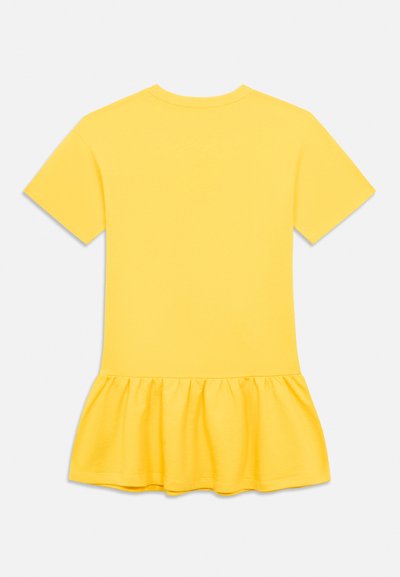 Rumena kratka majica z okroglim izrezom in nabranim pasom pepluma, prikazana od zadaj.