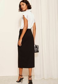 Friends Like These SIDE RUCHED TEXTURED REGULAR FIT - Fustă tip creion - black