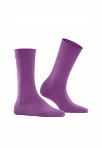 Coppia di calzini a coste viola, uno in posizione verticale e l'altro inclinato per mostrare il tallone e la punta.