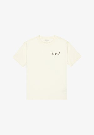 Camiseta de manga corta color crema con un logo negro "RYCA" en el lado izquierdo del pecho. Está hecha de algodón con una textura suave. Corte simple y relajado.