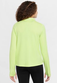 Langemouw, neon groene sporttop gemaakt van lichtgewicht stof, met een hoge kraag en een getailleerd ontwerp met een gladde textuur.