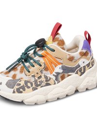 Sneaker z mieszanych materiałów, z cholewką w leopardzi wzór, beżowymi akcentami, zielonymi sznurówkami, pomarańczowym detalem, purpurową pętelką na pięcie oraz teksturowaną podeszwą.