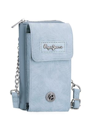 Bolso bandolera Pepe Jeans azul claro con solapa, cremallera superior, cadena plateada como correa y detalles metálicos del logo en la parte frontal.