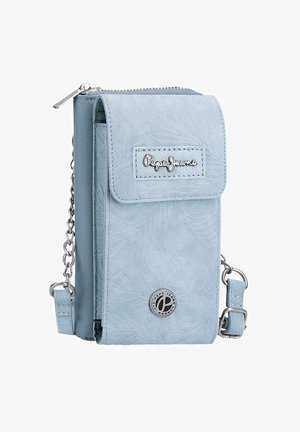 Bolso bandolera Pepe Jeans azul claro con solapa, cremallera superior, cadena plateada como correa y detalles metálicos del logo en la parte frontal.