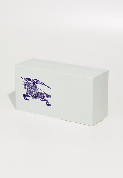 White box with a smooth texture featuring a purple illustration of a rearing horse and a flag, labeled "PROSUM."