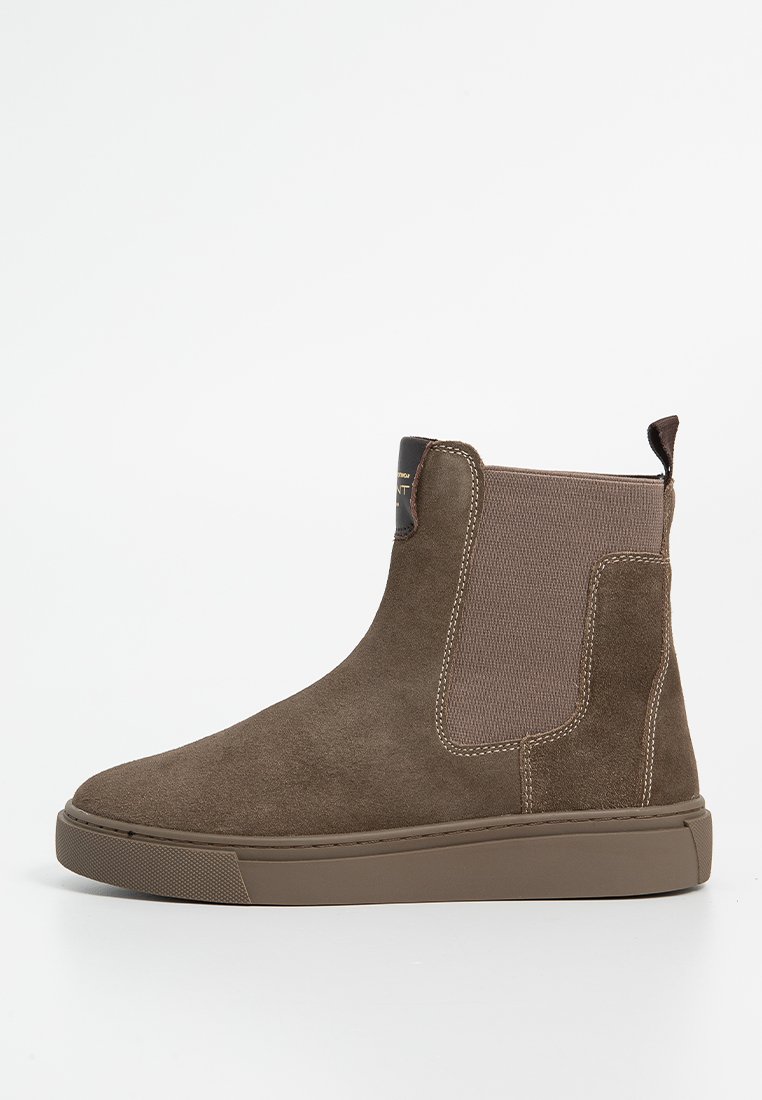 Braune Wildleder-Ankle-Boots mit elastischen Seiteneinsätzen, runder Zehenpartie und texturiertem Gummisohle. Verfügt über kontrastierende Nähte und eine Zuglasche.