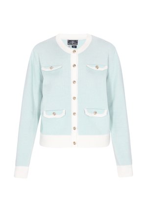 Világoskék kardigán fehér szegéllyel, hét aranyszínű gombbal és négy gombos zsebfedővel, egyszínű fehér háttéren bemutatva.