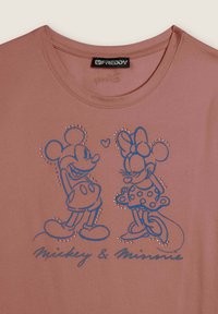 Camiseta rosa con diseños de Mickey Mouse y Minnie Mouse en azul, adornada con pedrería, cuello redondo y mangas cortas.
