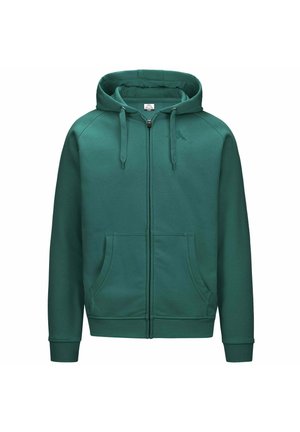 Felpa con cappuccio verde con zip frontale, tasche frontali, coulisse sul cappuccio e logo discreto sul lato sinistro del petto, mostrata su sfondo bianco.