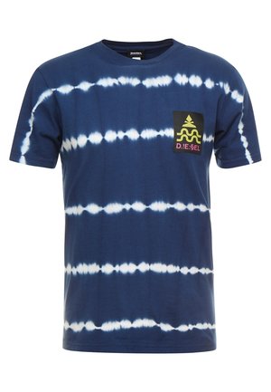 Granatowy bawełniany t-shirt z białymi paskami w stylu tie-dye, z czarną kieszenią ozdobioną kolorowym logo. Krótkie rękawy i okrągły dekolt.