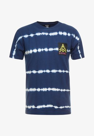 Marineblauw katoenen T-shirt met witte tie-dye strepen, voorzien van een zwart zakje met een kleurrijk logo. Korte mouwen en een ronde hals.