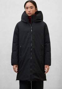 Černý zateplený kabát s vysokým límcem a kapucí, vybavený předním zipem, bočními kapsami a hladkým, elegantním povrchem.