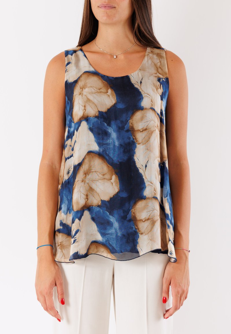 Top senza maniche in tessuto leggero con un motivo floreale blu e beige, scollo rotondo e una vestibilità rilassata con una silhouette fluida.
