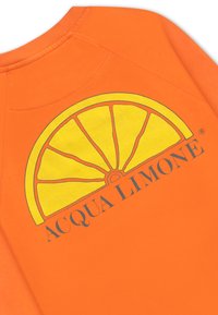Orange sweatshirt med en gul citronskiva grafisk design och texten "ACQUA LIMONE" nedanför, med en slät textur och design med rund hals.