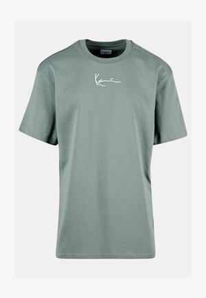 Grøn bomulds t-shirt med korte ærmer, rund hals og hvid krøllede tekst på brystet. Glat tekstur, klassisk pasform.