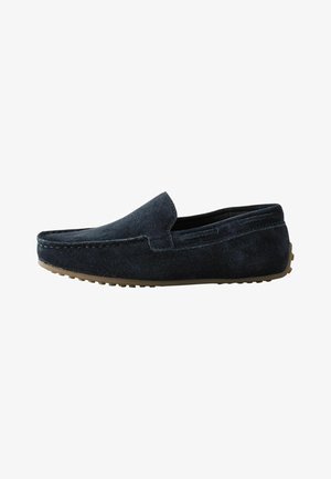 Mocassin pour homme en daim bleu foncé avec détails de couture et semelle en caoutchouc beige, présenté de profil sur un fond blanc.