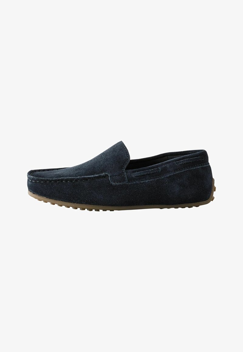 Mocassin pour homme en daim bleu foncé avec détails de couture et semelle en caoutchouc beige, présenté de profil sur un fond blanc.