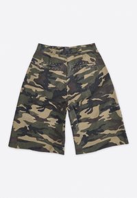 Παιδικά cargo σορτς μήκους μέχρι το γόνατο με καμουφλάζ μοτίβο, διακοσμημένα με μεταλλικά καρφιά στις πίσω τσέπες και μια πλαϊνή τσέπη στο δεξί πόδι.