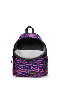 Sac à dos à motifs navy et rose avec une ouverture supérieure, des bretelles réglables, une poche frontale et une finition en tissu texturé. Logo de la marque visible.