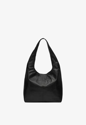 Czarna skórzana torba na ramię z szerokim paskiem i zaokrąglonym, luźnym otwarciem u góry na białym tle.