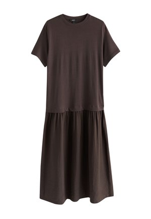 Mørkebrun midi-kjole med korte ærmer, tætsiddende top og samlet nederdel, rund halsudskæring, vist på hvid baggrund.