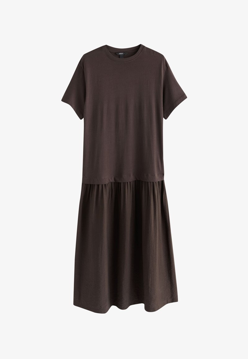 Robe midi marron foncé à manches courtes, haut ajusté et jupe froncée, encolure ronde, présentée sur fond blanc.