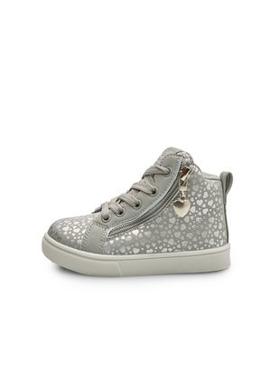 Grijze hoge sneakers hebben een metalen hartpatroon, een veterontwerp, een zijrits en een klein hartvormig hangertje. Rubberen zool.