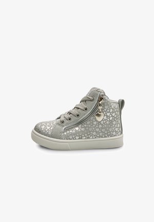 Le sneakers grigie alte presentano un motivo metallico a forma di cuore, un design con lacci, una cerniera laterale e un piccolo ciondolo a forma di cuore. Suola in gomma.