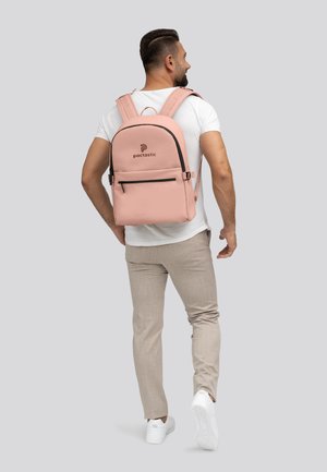 Zaino rosa con una texture liscia, dettagli neri e una tasca frontale con zip. Spallacci regolabili e un logo sulla parte superiore.