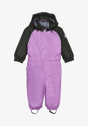 Combinaison de neige imperméable violette et noire avec capuche, poignets élastiques, fermeture éclair à l'avant, ceinture et sangles aux chevilles pour un ajustement sécurisé.