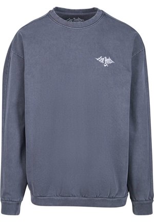 Szürke pulóver, puha anyagból készült, kerek nyakú, hosszú ujjú, kis fehér logóval a mellkasán. Simma textúra.