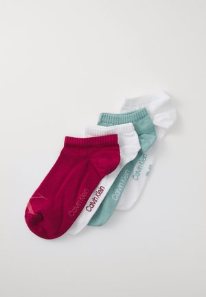 Calvin Klein sokkesett med tre par: burgunder, hvit og teal. Blandingsbomull, kort lengde, ribbede mansjetter og logo-detaljer.