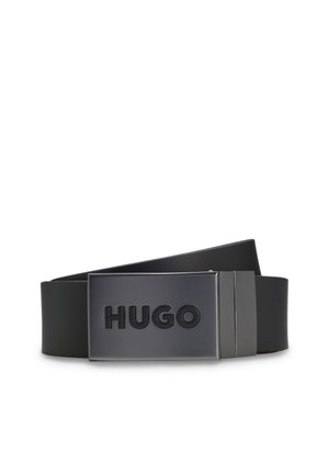 Schwarzer Ledergürtel mit einer rechteckigen schwarzen Metallschnalle, auf der das Wort "HUGO" in fetten Buchstaben geprägt ist.