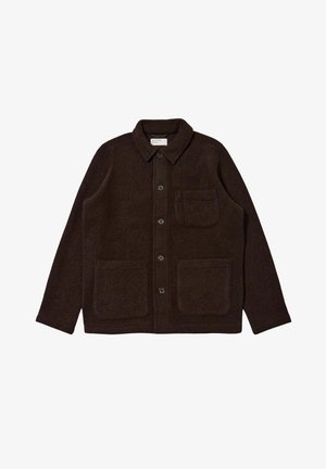 Giacca di lana marrone con chiusura a bottoni, colletto appuntito, due tasche anteriori e una tasca sul petto. Texture morbida, design non strutturato.