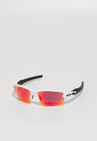 Okulary sportowe z białą oprawką, czarnymi gumowymi akcentami i czerwonymi lustrzanymi soczewkami. Charakteryzują się eleganckim, przylegającym do twarzy designem dla lepszej ochrony.
