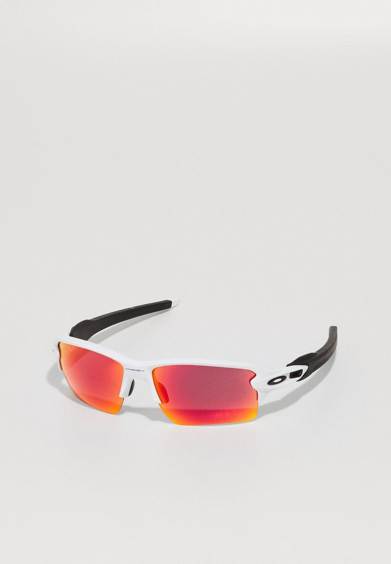 Ochelari de soare sport cu un cadru alb, accente din cauciuc negru și lentile roșii mirroring. Prezintă un design elegant, în jurul feței, pentru o acoperire îmbunătățită.
