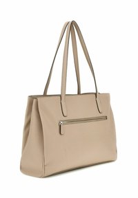 Sac fourre-tout en cuir beige avec double poignées, forme rectangulaire, poche zippée à l'avant, et finition texturée subtile sur les côtés.
