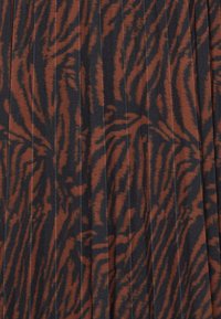 Tessuto plissettato con una base blu scuro e un audace motivo a strisce di tigre arancio-marrone. Texture liscia con righe verticali.