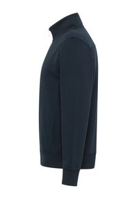 Felpa blu navy con zip realizzata in morbido tessuto, dotata di colletto alto, maniche lunghe, tasche laterali e polsini e orlo a coste.