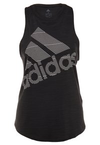 Czarny top na ramiączkach z okrągłym dekoltem, z wyraźnym białym paskowanym logo Adidas na przodzie. Miękka, lekka tkanina.