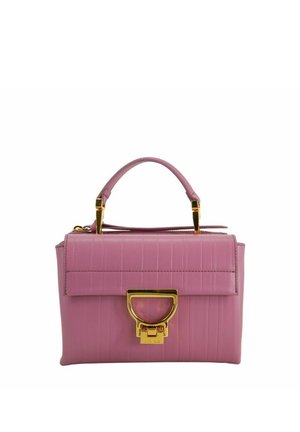 Piccola borsa in pelle rosa con manico superiore, forma rettangolare, motivo di cucitura verticale e chiusura con fermaglio in metallo dorato.