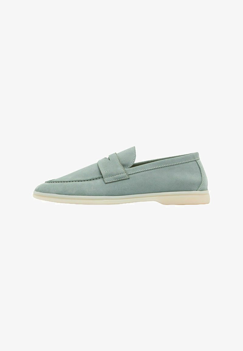 Lys blå ruskinds slip-on sko med spidse tæer, blød tekstur, minimal syning og en kontrasterende beige sål.