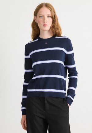 Donkerblauw gebreid sweater met horizontale witte en lichtpaarse strepen. Beschikt over een ronde halslijn en lange mouwen; minimalistisch ontwerp.