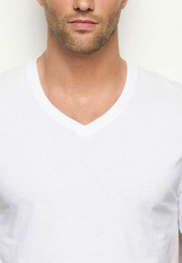 T-shirt bianco a V in cotone morbido, maniche corte e design aderente, caratterizzato da una trama liscia e senza motivi o dettagli visibili.