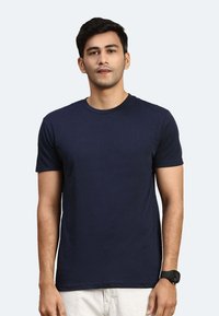 Marineblaue Baumwoll-T-Shirt mit Rundhalsausschnitt und kurzen Ärmeln, das eine glatte Textur und eine normale Passform aufweist. Einfaches und schlichtes Design.