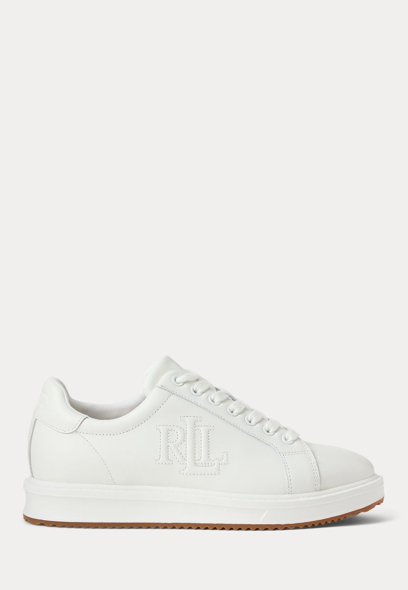 Zapatilla blanca de piel de caña baja con cordones delanteros y logo RLL en relieve en el lateral, con suela estriada color marrón claro.