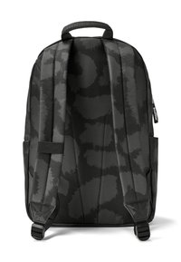 Čierny batoh s jemným kamuflážnym vzorom, vyrobený z odolnej tkaniny. Obsahuje polstrované popruhy a horné madlo pre ľahké prenášanie.
