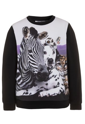 Sweatshirt mit schwarzen Ärmeln mit einer Grafik von Zebra, Dalmatinerhund, Leopard, Lemur und Schmetterling auf lila Hintergrund.