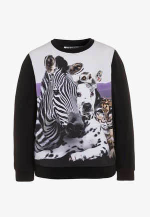Sweatshirt med sorte ærmer med grafik af en zebra, dalmatinerhund, leopard, lemur og sommerfugl på en lilla baggrund.